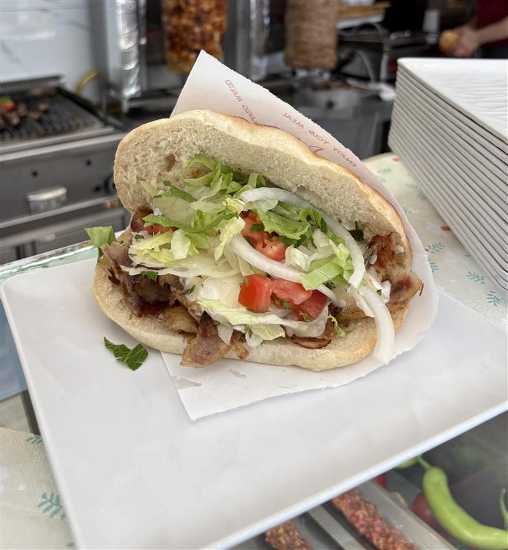 Döner im Fladenbrot mit frischem Salat