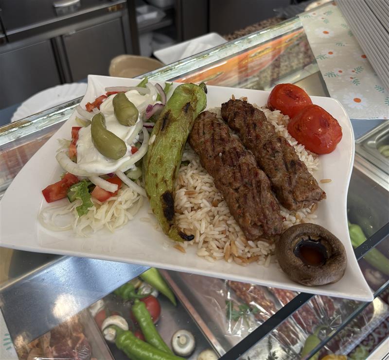 Adana-Teller mit Reis, gegrilltem Gemüse und Salat