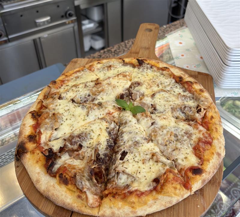 Döner-Pizza mit Käse und Dönerfleisch
