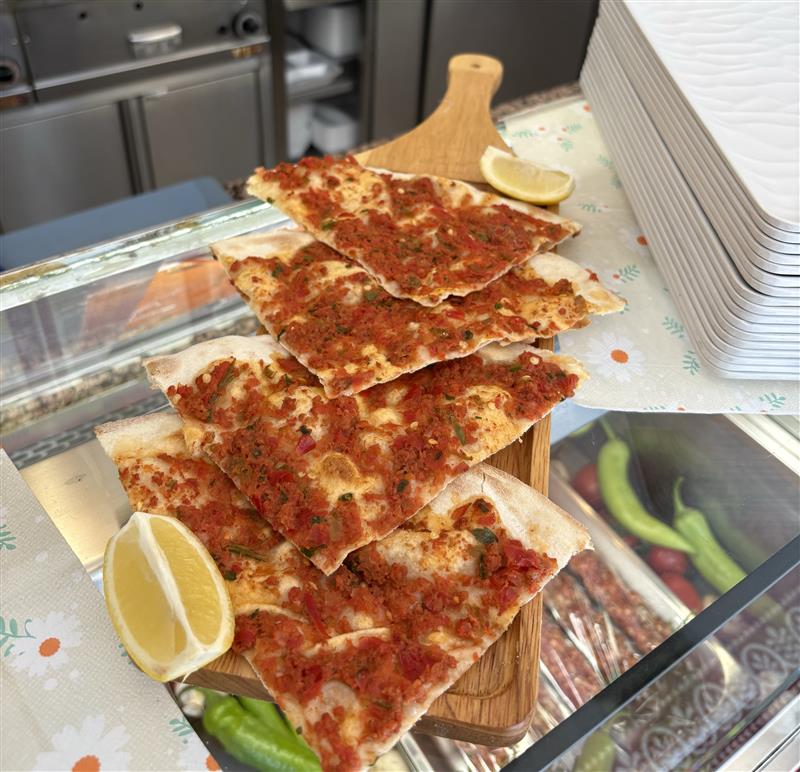 Lahmacun mit Zitronenscheiben